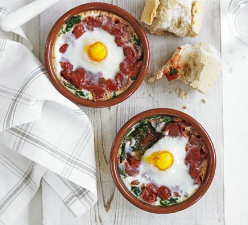 Baked eggs with spinach & tomato